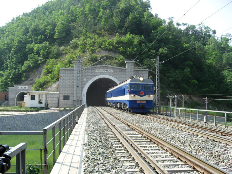 西安至南京鐵路東秦嶺隧道